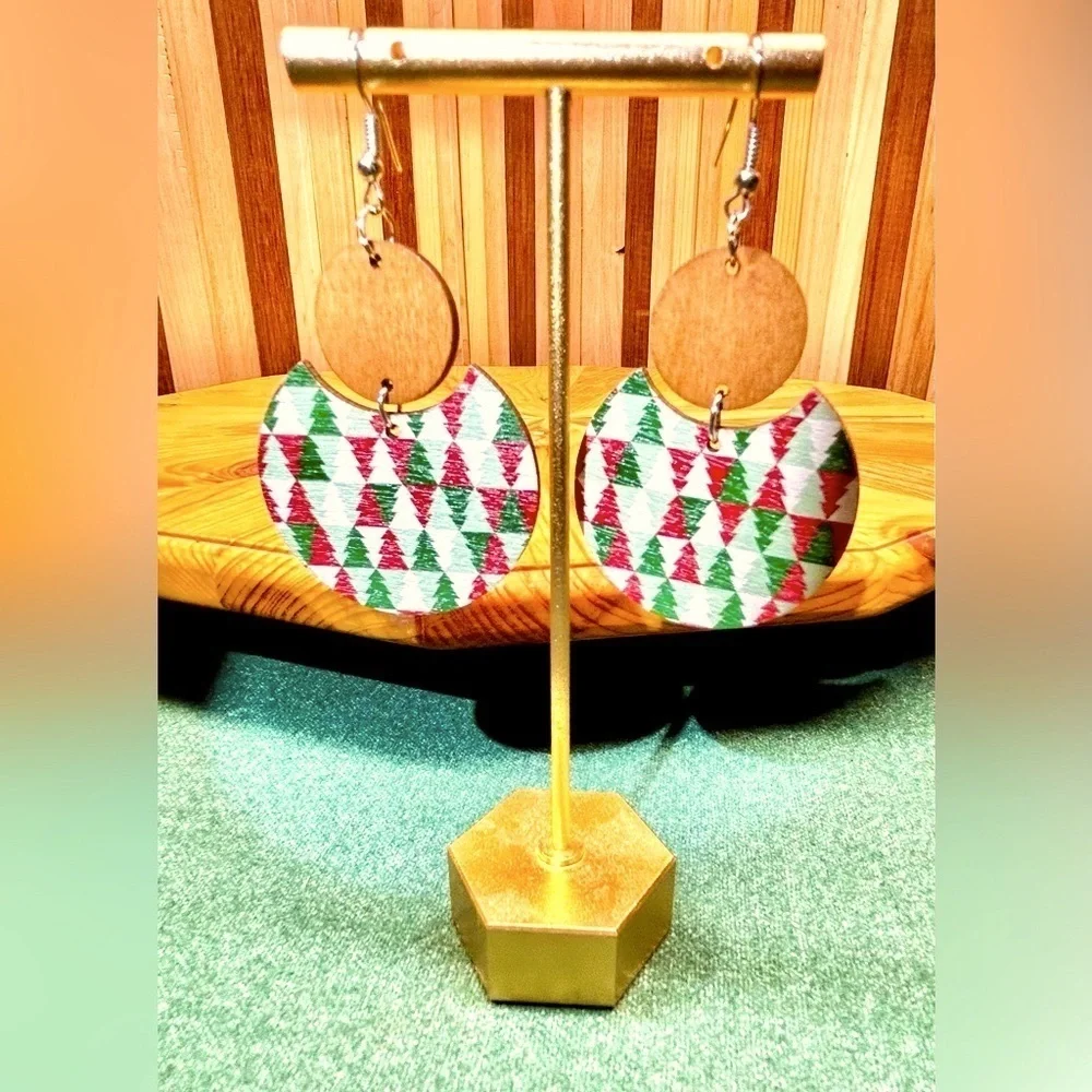 NEW Boutique Classic Wooden Dangly Earrings with Checkered Christmas Tree Design